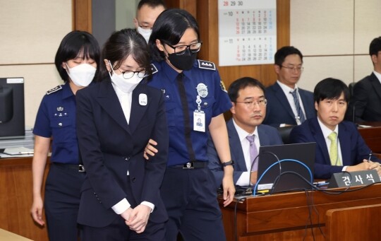 김건희 씨가 9월 24일 서울 서초동 서울중앙지법에서 열린 특정범죄가중처벌법상 알선수재 및 자본시장법·정치자금법 위반 등 사건 첫 재판에 출석하고 있다. 사진=사진공동취재단