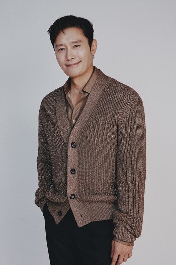 배우 이병헌은 박찬욱 감독과 21년 만에 호흡을 맞춘 영화 '어쩔수가없다'에서 재취업을 위해 자신만의 전쟁을 준비하는 25년 경력 제지전문가 만수를 연기했다. 사진=BH엔터테인먼트 제공