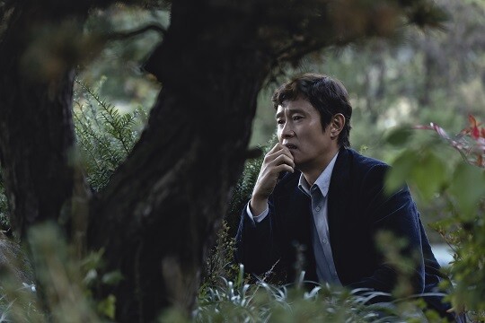 관객들 사이에서 의견이 분분한 '어쩔수가없다'의 엔딩에 대해 이병헌은 "갈기갈기 찢겨진 비극"이라고 말했다. 사진=영화 '어쩔수가없다' 스틸컷