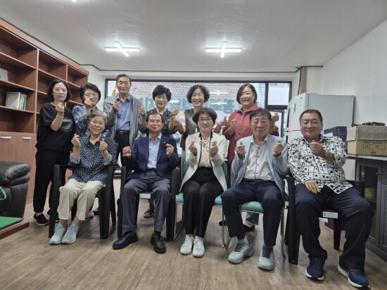 독립유공자 유족 위문 장면. 사진=김해시 제공
