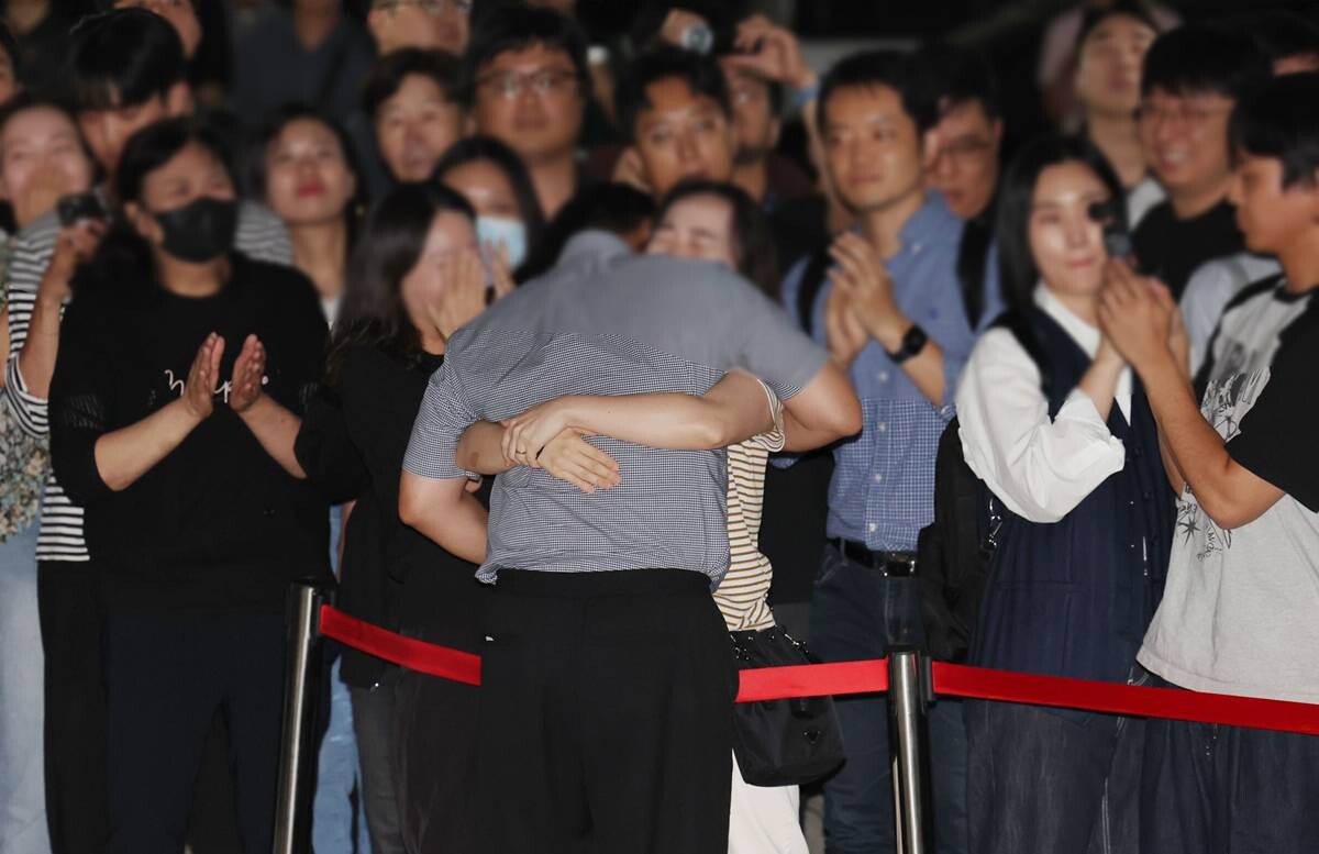 미국 이민 당국에 체포·구금됐다가 석방된 한국인 근로자들이 지난 12일 오후 인천국제공항을 통해 귀국해 가족들과 인사를 나누고 있다. 사진=박정훈 기자