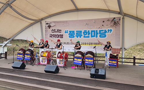 힘찬 북소리로 분위기를 끌어올린 라라 마홀 예술단의 모듬북 공연. 사진=포천아리랑보존회 제공