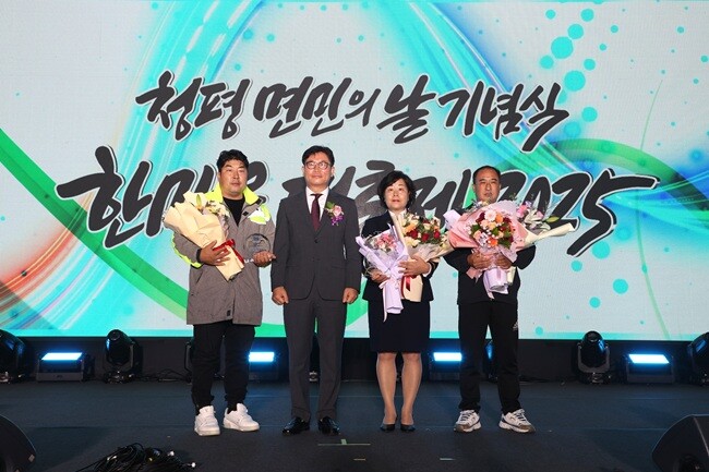 청평면민상을 수상자들이 박성규 청평면장과 기념쵤영을 하고 있는 모습.사젠제공=가평군