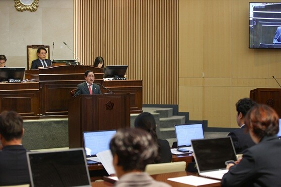 주광덕 남양주시장이 제315회 남양주시의회 임시회 제1·2차 본회의에서 시의원들의 시정질문에 대해 답변을 하고 있다. 사진=남양주시 제공