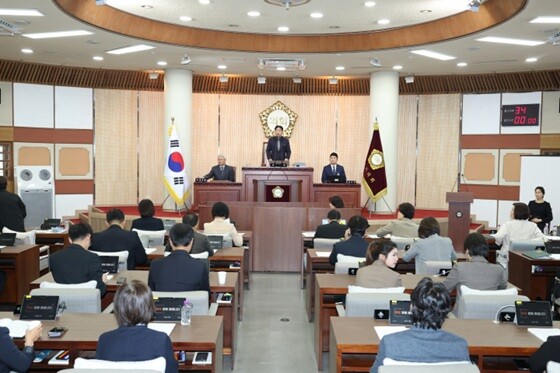 김운남 고양특례시의회 의장이 제298회 임시회 제2차 본회의를 진행하고 있다. 사진=고양특례시의회 제공