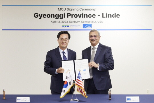 2023년 4월 12일 미국 코네티컷주에서 김동연 경기도지사가 산지브 람바(Sanjiv Lamba) 린데 CEO와 MOU협약서에 서명을 하고 기념촬영을 하고 있다. 사진=경기도