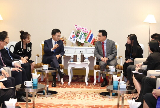2023년 7월 6일 김동연 경기도지사가 쭈린 락사나위싯 부총리 겸 상무부 장관과 환담을 나누고 있다. 사진=경기도