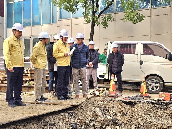 지역난방 열수송관 파열사고 현장 방문한 최대호 안양시장. 사진=안양시 제공