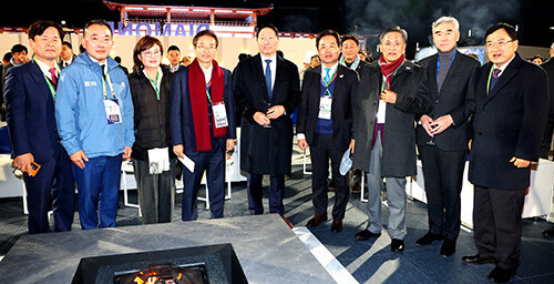 이철우 지사(왼쪽 네번째)가 대한상공회의소 최태원 회장(중앙)이 주관한 APEC CEO SUMMIT 공식 환영 만찬에 참석해 기념촬영을 하고 있다. 사진=경북도 제공