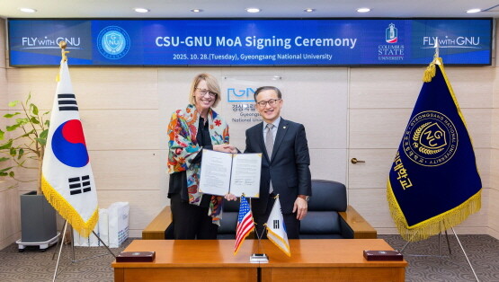 경상국립대학교(GNU)와 미국 콜럼버스주립대학교(CSU)는 10월 28일 오전 가좌캠퍼스 대학본부 접견실에서 학술·학생 교류에 관한 협정을 체결했다. 사진=경상국립대 제공