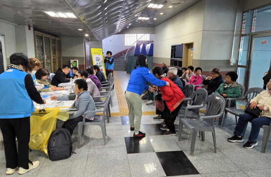 농촌왕진버스 운행 모습. 사진=경남농협 제공