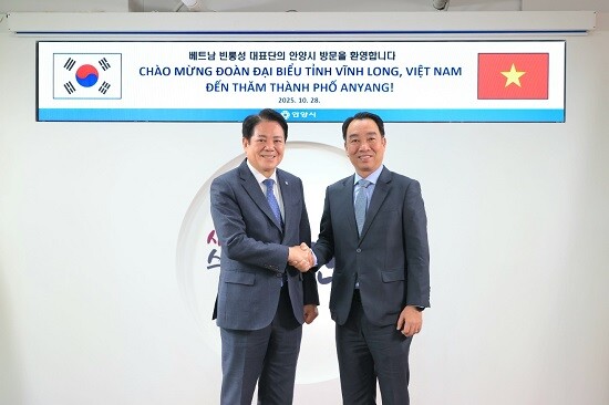 최대호 안양시장과 루꽝응어이 베트남 빈롱성 인민위원회 위원장이 간담회에 앞서 기념촬영하고 있다. 사진=안양시 제공