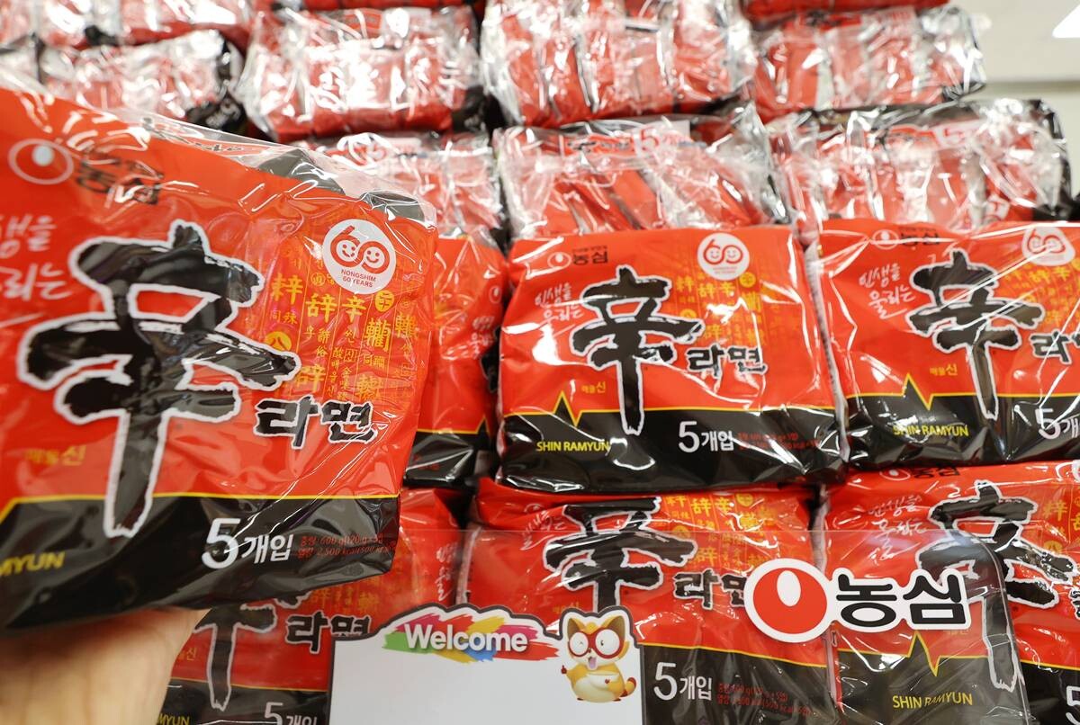 서울의 한 대형마트에 농심 신라면이 진열돼 있다. 사진=연합뉴스