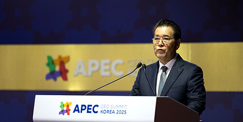 30일 포스코 장인화 회장이 APEC CEO Summit이 열리는 경주 예술의전당에서 기조연설을 하고 있다. 사진=포스코 제공