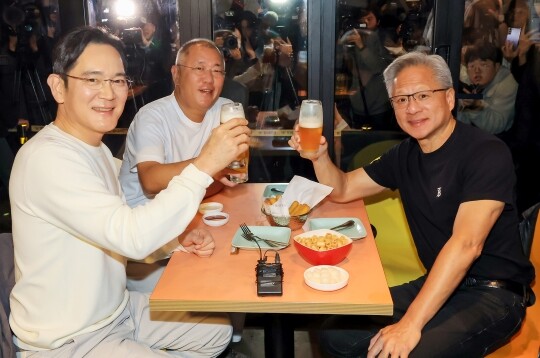 10월 30일 저녁 서울 강남구 삼성동 '깐부치킨'에서 젠슨황 엔비디아 최고경영자(CEO)와 이재용 삼성전자 부회장, 정의선 현대자동차그룹 회장이 '치맥회동'하는 모습. 시진=박정훈 기