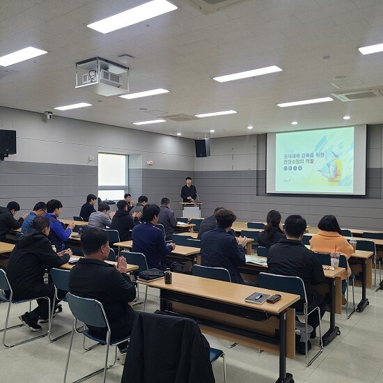 인천도시공사가 29일 신도시사업단 홍보관에서 건설업체 참여자 안전관리 역량강화 교육을 실시하고 있다. 사진=인천도시공사 제공