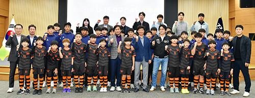 지난 30일 시청에서 제106회 전국체육대회에 참가해 우수한 성적을 거둔 경산시청 직장운동경기부선수단 및 FC경산 U-15 축구선수단이 환연식을 갖고 기념촬영을 하고 있다. 사진=경산시 제공