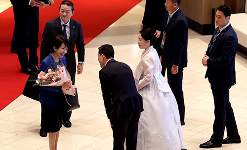지난 30일 APEC 정상회의 참석을 위해 방한한 다카이치 사나에 일본 총리가 라한셀렉트 경주에 도착한 뒤 인사를 나누고 있다. 사진=라한셀렉트 경주 제공