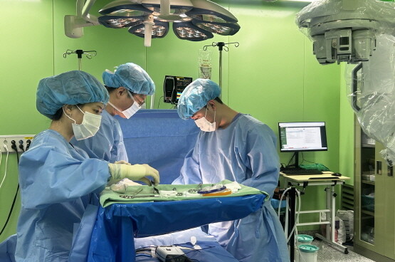 다빈치 SP 로봇 단일공 담낭절제술 시술 장면. 사진=온병원 제공