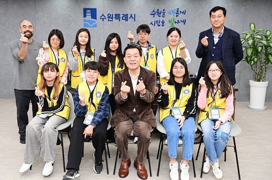 이재준 수원특례시장이 1일 청개구리 기자단과 기념촬영하고 있다. 사진=수원특례시 제공