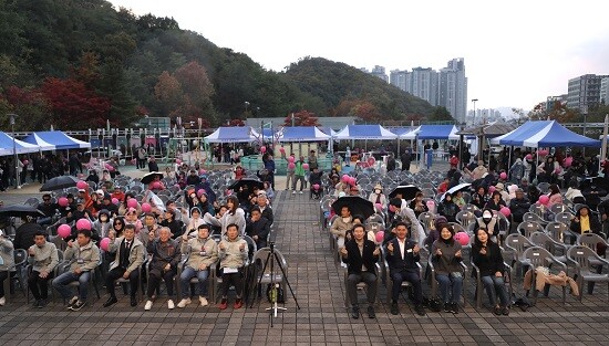 이상일 용인특례시장이 1일 기흥구 상하동에서 열린 제10회 지석문화제에 참석해 기념촬영하고 있다. 사진=용인특례시 제공