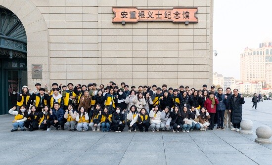 '우리 역사 바로 알기, 중국 내 독립운동 유적지 탐방' 학생들이 하얼빈 안중근의사기념관 앞에서 기념촬영하고 있다. 사진=경기도교육청 제공
