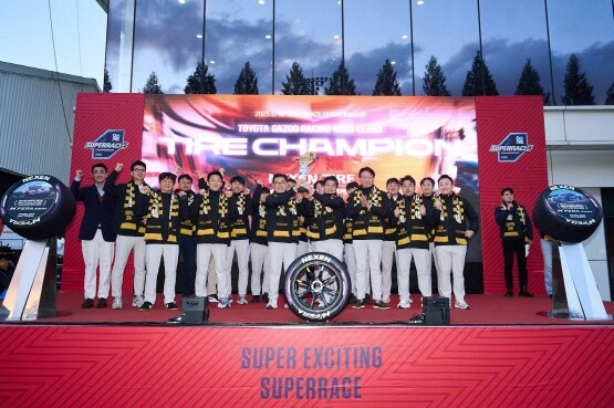 넥센타이어 오네 슈퍼레이스 TOYOTA 6000 클래스 2025 타이어 제조사 챔피언 3연패 달성 시상식 모습. 사진=넥센타이어 제공