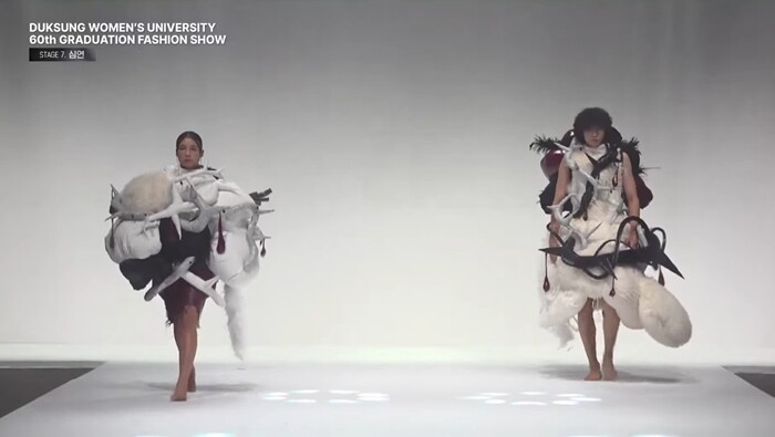 채수진 디자이너는 요한복음의 구절을 모티브로 한 작품 두 점을 통해 인간의 불완전함과 예수의 희생, 그리고 치유의 메시지를 표현했다. 사진=유튜브 ‘동아TV l DONG-A TV’ 영상 캡처