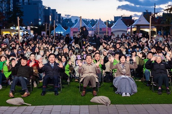 이재준 수원특례시장이 2일 제1회 탄소중립한마당 축제 참석자들과 기념촬영하고 있다. 사진=수원특례시 제공