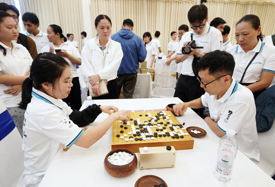 결승전 후 복기 장면. 왼쪽이 하꾸윈안 아마5단. 사진=한국기원 제공
