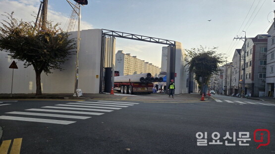 장평고등학교 건설현장에서 대형 트럭이 세륜도 하지 않은 채로 도로에 진입한 것으로 확인된 모습. 사진=정민규 기자