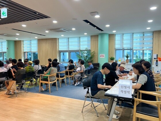 남양주시는 ‘찾아가는 신청 서비스’를 도입, 고령자, 장애인, 요양시설 거주자 등을 방문해 신청을 지원했다. 사진=남양주시 제공