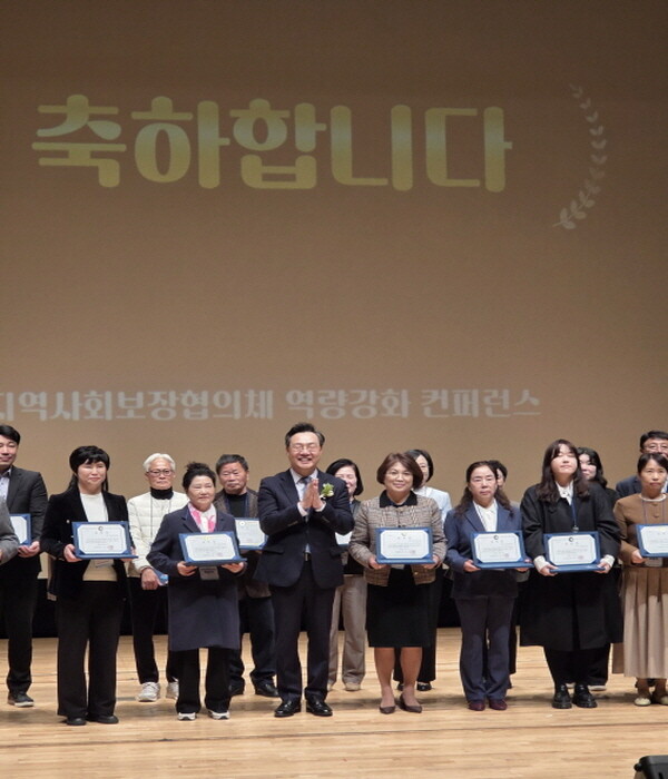 하병필 인천시 행정부시장이 ‘인천지역사회보장협의체 역량강화 콘퍼런스에서 수상자들과 기념촬영을 하고 있다. 사진=인천시 제공