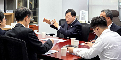 지난 4일 주낙영 시장이 국회를 방문해 조지연 의원을 만나 주요 현안사업 국비지원을 요청하고 있다. 사진=경주시 제공