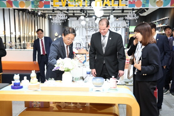 레이크우드시 김해분청도자기축제 방문 장면. 사진=김해시 제공