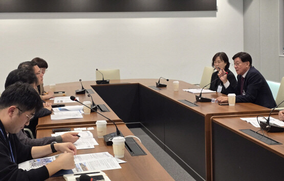 정종복 기장군수(오른족 두 번째)가 코레일 관계자를 만나 KTX-이음 기장역 유치를 건의하는 모습. 사진=기장군 제공