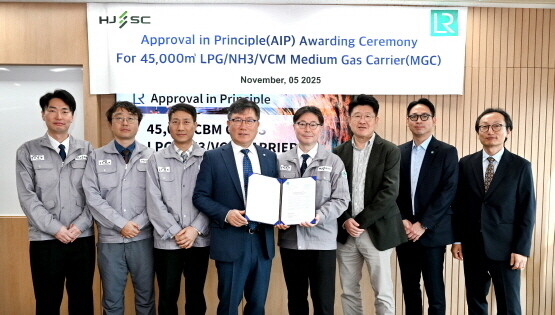 HJ중공업과 로이드선급 간 AiP 수여식 장면. 왼쪽 네 번째부터 로이드선급 김영두 GTSO 한국대표, HJ중공업 김보언 기술영업 담당 상무. 사진=HJ중공업 제공