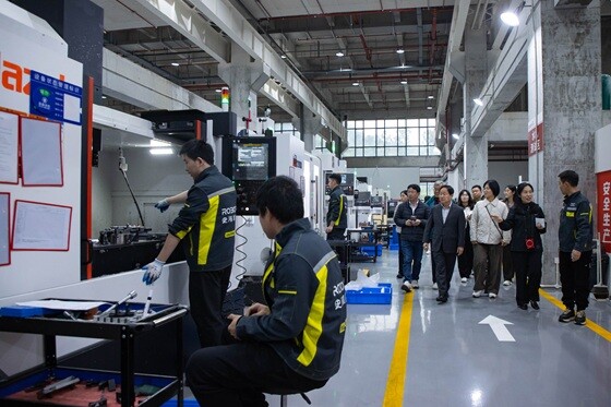 주광덕 남양주시장이 로봇산업 현장을 방문해 생산시설을 견학하고 있다. 사진=남양주시 제공