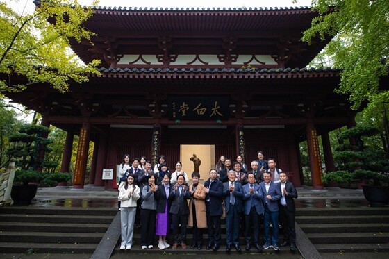 주광덕 시장을 비롯한 남양주시 대표단과 이백 기념관장 관계자들이 이백 기념관 앞에서 단체사진을 찍고 있다. 사진=남양주시 제공