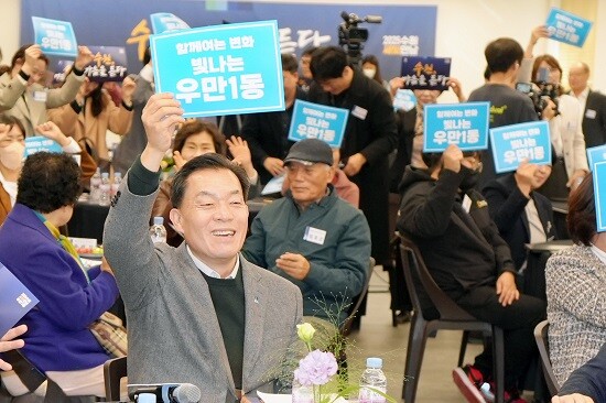 이재준 수원특례시장이 5일 수원시평생학습관에서 우만1동 새빛만남을 갖고 있다. 사진=수원특례시 제공