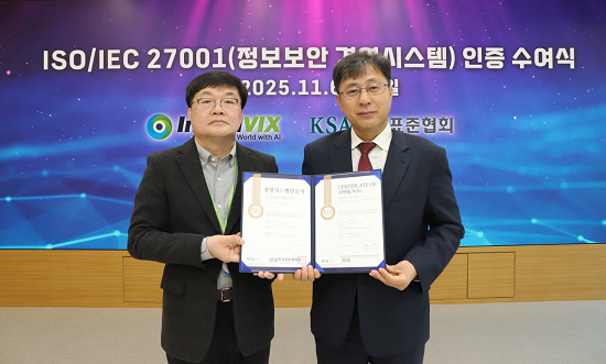 왼쪽부터 김장현 인텔리빅스 이사, 이동석 한국표준협회 산업표준원장(전무). 사진=한국표준협회 제공