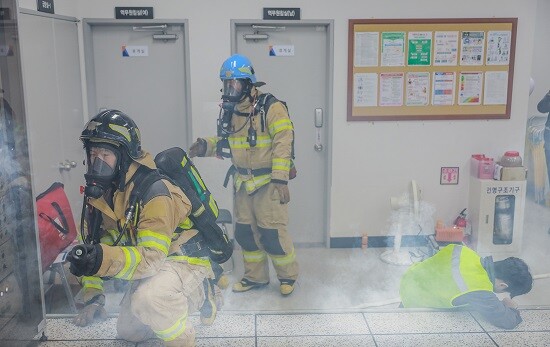 공항철도 마곡나루역 고객안내센터에서 화재진압 훈련을 실시하고 있다. 사진=공항철도 제공