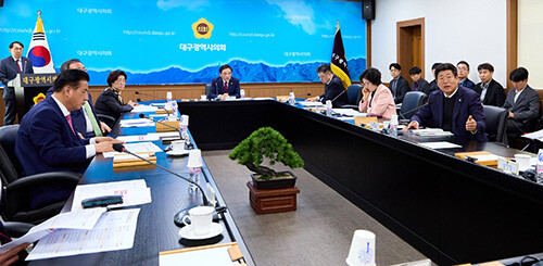 대구시의회가 6일 제321회 정례회 제1차 본회를 마치고, '확대의장단 회의'를 열고 있다. 이 자리에는 이만규 의장을 비롯해 의장단과 각 상임위원장이 함께했다. 사진=대구시의회 제공