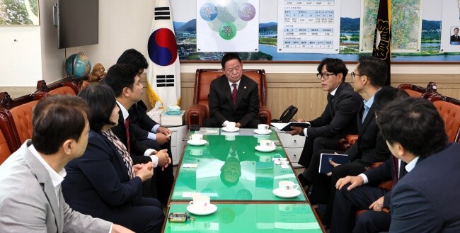 지난 5일 가평군의회 의원들이 국민연금공단 춘천지사장과 가평센터 폐쇄 관련 논의하는 모습. 사진제공=가평군의회