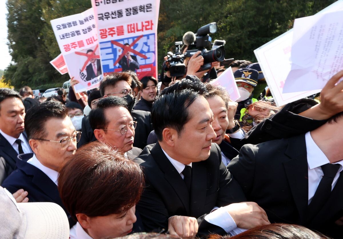 장동혁 대표가 6일 오후 광주 북구 국립5·18민주묘지에서 참배를 시도하고 있다. 사진=연합뉴스