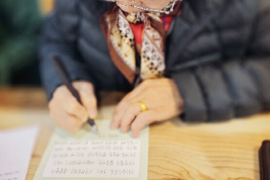 1년 후 자신에게 편지를 쓰는 모습. 사진=온병원 제공