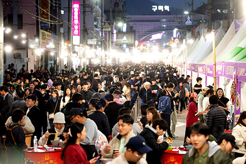 7일 개막한 '2025 구미라면축제' 첫날에만 약 9만 명의 방문객이 다녀간 것으로 추산됐다. 사진=구미시 제공