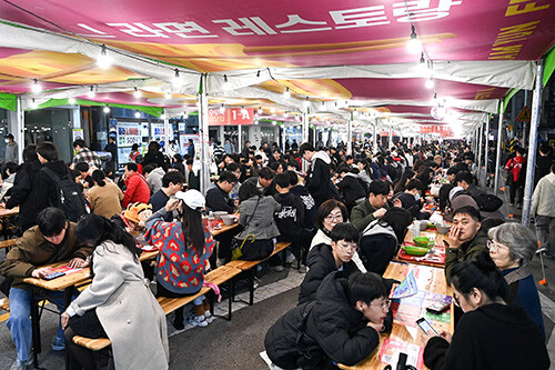구미 라면축제를 찾은 방문객들이 라면을 시식하고 있다. 사진=구미시 제공