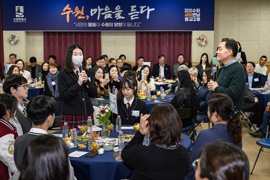 이재준 수원특례시장이 6일 광교2동에서 새빛만남을 갖고 있다. 사진=수원특례시 제공