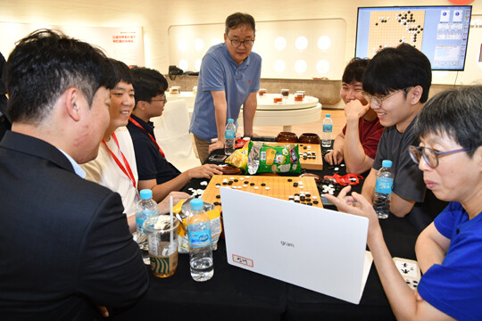 중국 칭다오에서 열렸던 1차전 한국 검토실의 모습. 유창혁 9단(가운데)과 루이나이웨이 9단(오른쪽 아래)이 합류했다. 사진=한국기원 제공